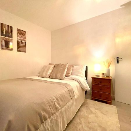 Enchanting One Bed Flat With Free Parking 헨던 외부 사진