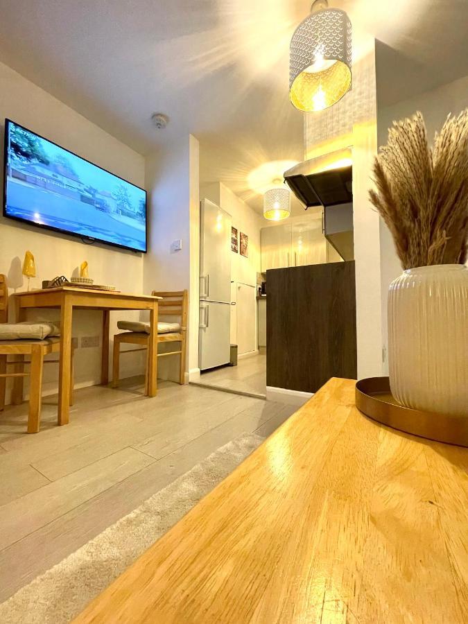 Enchanting One Bed Flat With Free Parking 헨던 외부 사진
